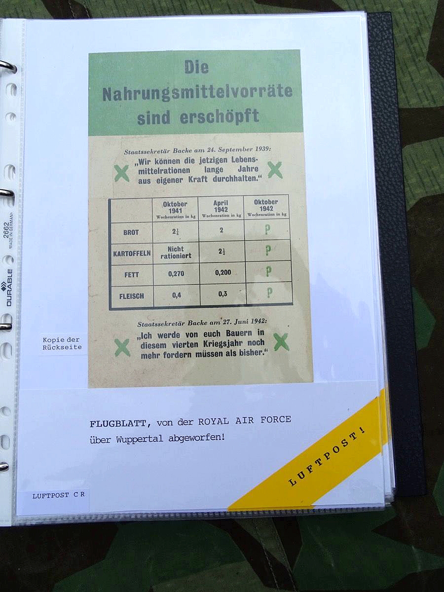 Ordner mit Allierten Abwurf Propaganda Flugblättern des 2. Weltkriegs, 17 Original, 10 Kopie Ordner mit Allierten Abwurf Propaganda Flugblättern des 2. Weltkriegs, 17 Original, 10 Kopie