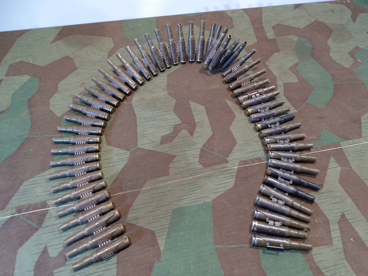 Gurtkette mit ca. 55 Stück Deko Platzpatronen Munition 7,62x51, Nachkriegszeit