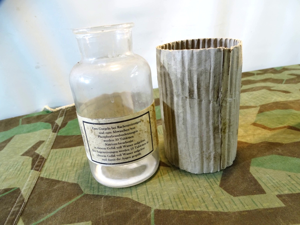 Glasflasche zu 500 Gr. zum Herstellen einer Natrium Bicarbonat Lösung, Hausapotheke / Sanitätsmaterial. 