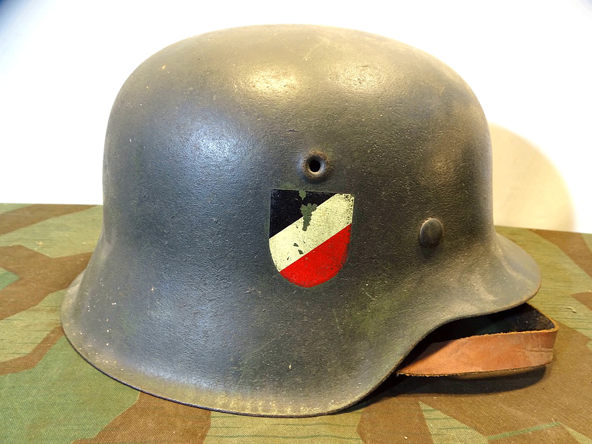 Wehrmachts Stahlhelm M 40 , überarbeitet mit altem Innenhelm. Größenstempel sieht wie 66? aus. 