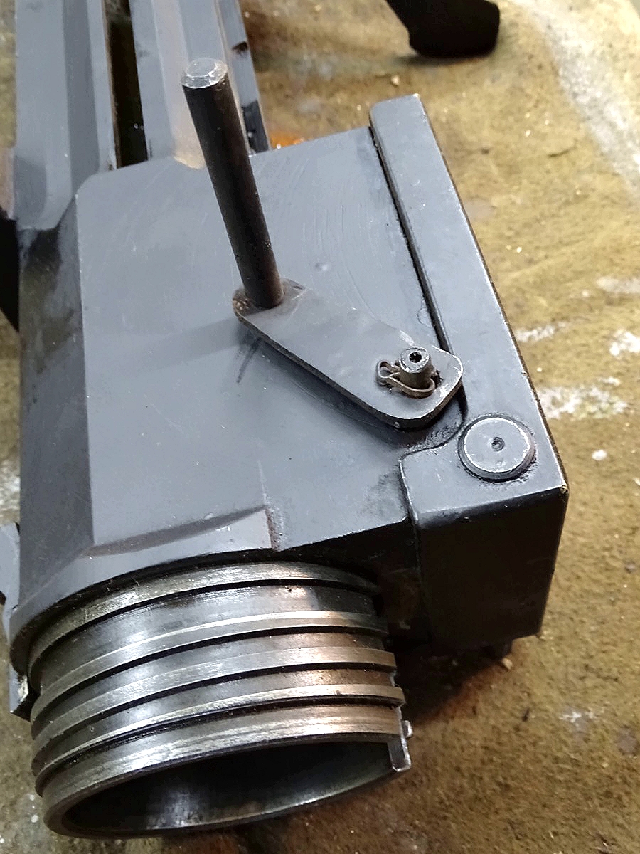 Deaktivierte 20 mm Oerlikon Flak MK 2, 1943, getarnte Behelfslafette, Wehrmachts Beutekanone, 1 Magazin, ( Nr. S-33141)