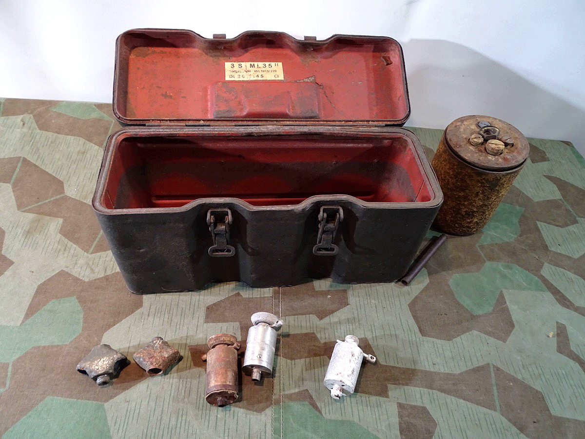 1 Stck. S Mine 35 (Springmine/ Schrapnellmine 35) bekannt als  "Bouncing Betty" mit  Zündern in Tragekasten