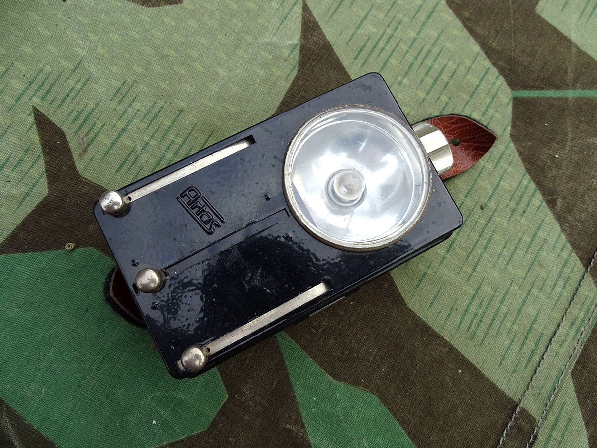 Artas Signal Taschenlampe, schwarze Originallackierung, 3 Farbschieber, schöner Zustand. 