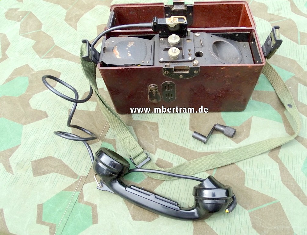 Feldtelefon wie Wehrmacht, eventuell frühe Nachkriegsfertigung mit Riemen
