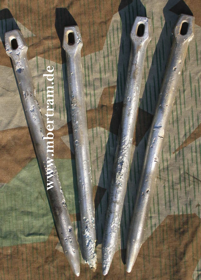 4 Zeltheringe Wehrmacht teils Herstellermarke u. Jahreszahl