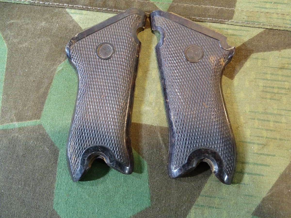 Paar Kunststoff Griffschalen für Pistole P 08 VOPO DDR Paar Kunststoff Griffschalen für Pistole P 08 VOPO DDR