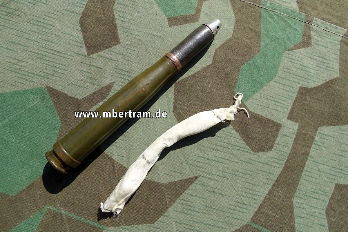 Deko-Patrone 2 cm Flak 38, lackierte Stahlhülse, Aluzünder, Ladungssäckchen, Kupferring