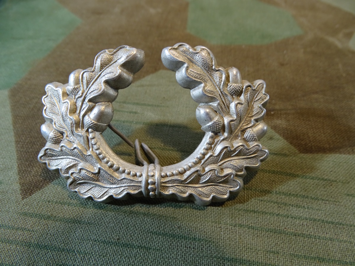 Mützeneichenlaub mit Kokarde für Wehrmachts Schirmmützen, Alu, 2 Splinte, Herstellermarke L.W.H.