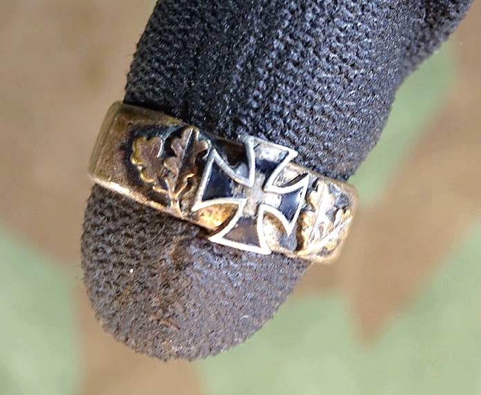Patriotischer Schmuck erster Weltkrieg. Fingerring aus Führungsring , Emailliertes EK 1914 mit Eichenlaub