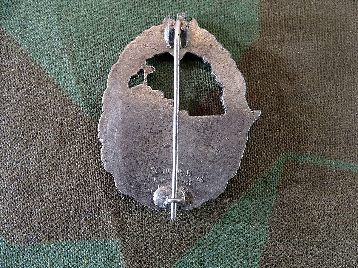 Replik: Zerstörer Kriegsabzeichen der Kriegsmarine mit Herstellermarke Schwerin Berlin