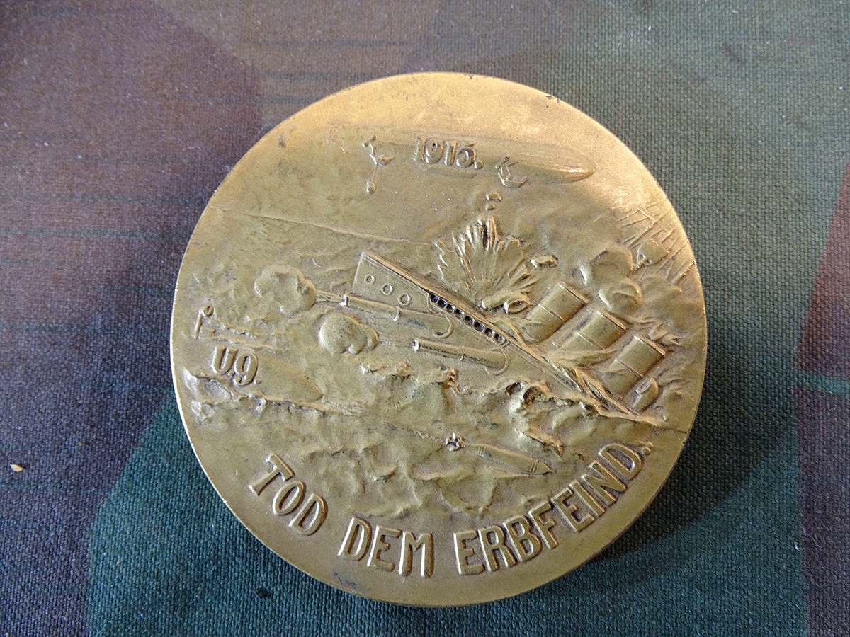 Große, patriotische Propaganda Medaille, Buntmetall " Nieder mit England, Tod dem Erbfeind 1915, U 9 