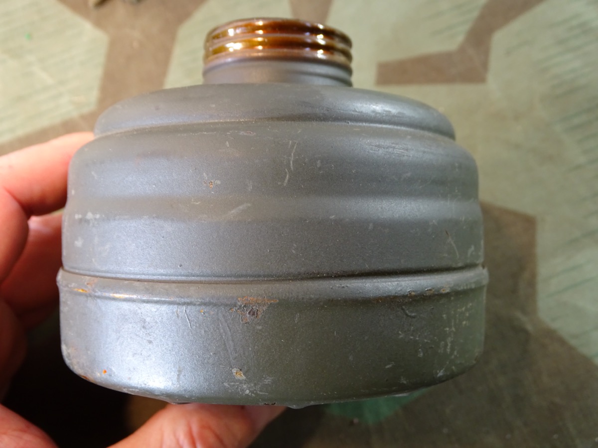 Wehrmachts Gasmaske, stark gebraucht mit kpl. Feldgrau lackiertem Filter FE 41 von 1944 Wehrmachts Gasmaske, stark gebraucht mit kpl. Feldgrau lackiertem Filter FE 41 von 1944
