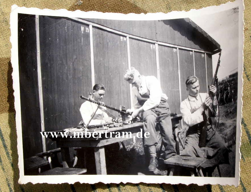Foto Waffenmeister Wehrmacht mit MG 7,92mm MG 30, Solothurn, Selten.