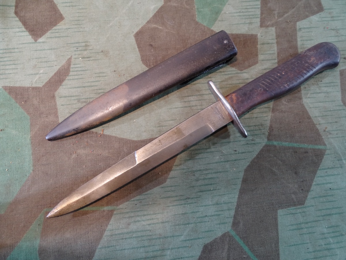 Gut gemachte, alte Replik: Kampfmesser/ Grabendolch - Luftwaffe, RB Nummer mit Stiefelclip. Scheide Original 2. WK Gut gemachte, alte Replik: Kampfmesser/ Grabendolch - Luftwaffe, RB Nummer mit Stiefelclip. Scheide Original 2. WK