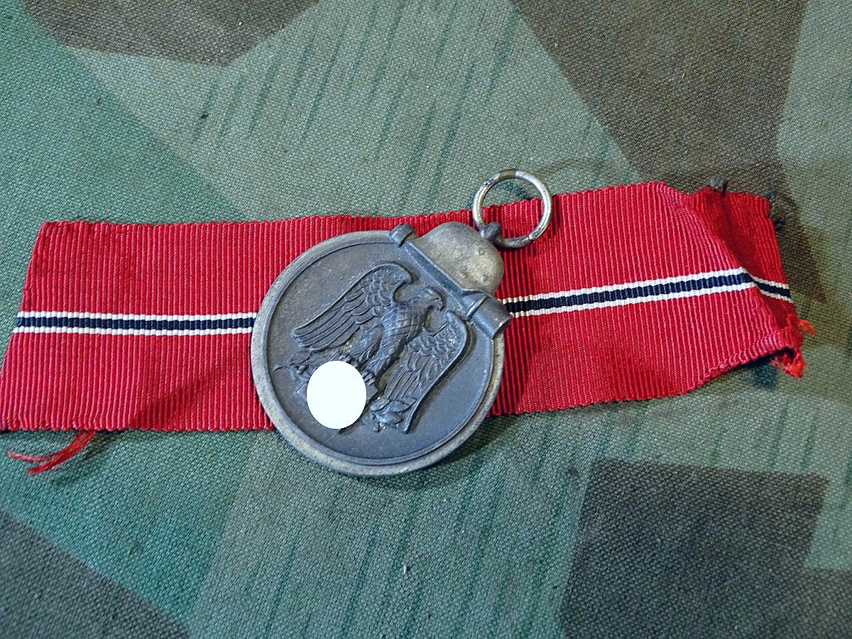 Medaille Winterschlacht im Osten 1941/42 mit Band, Ostmedaille, Hersteller 88- Redo