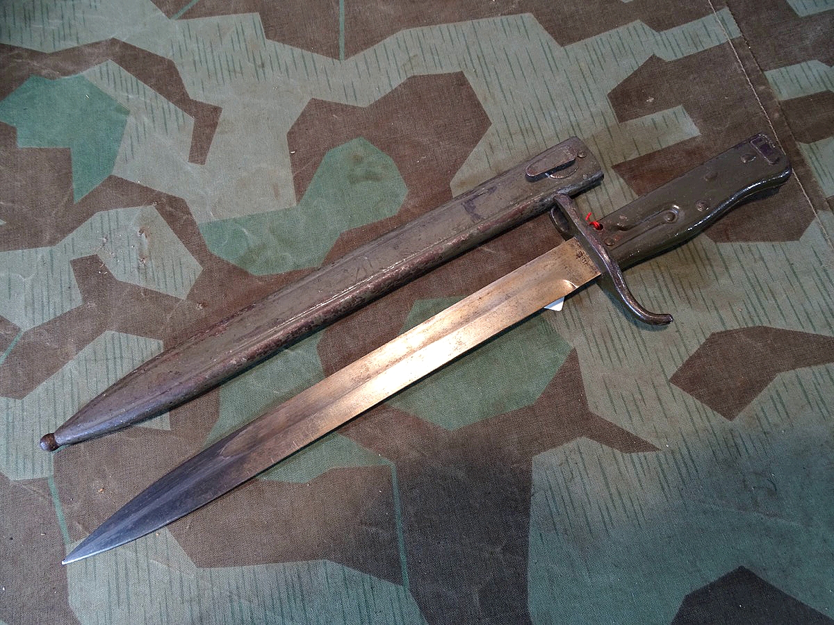 Notbajonett 88/98 - Ersatzbajonett für G 88/ K 98, 1. Weltkrieg. Blechscheide mit Rille, viel Originalfarbe