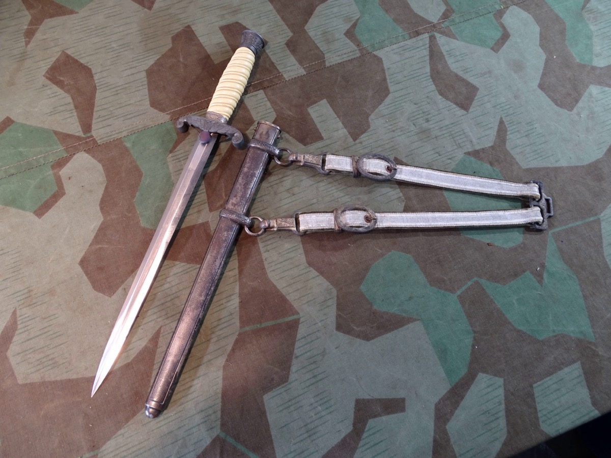 Heeres Offiziersdolch mit Gehänge, spätes Stück, Feinzink Beschläge.  Heeres Offiziersdolch mit Gehänge, spätes Stück, Feinzink Beschläge.