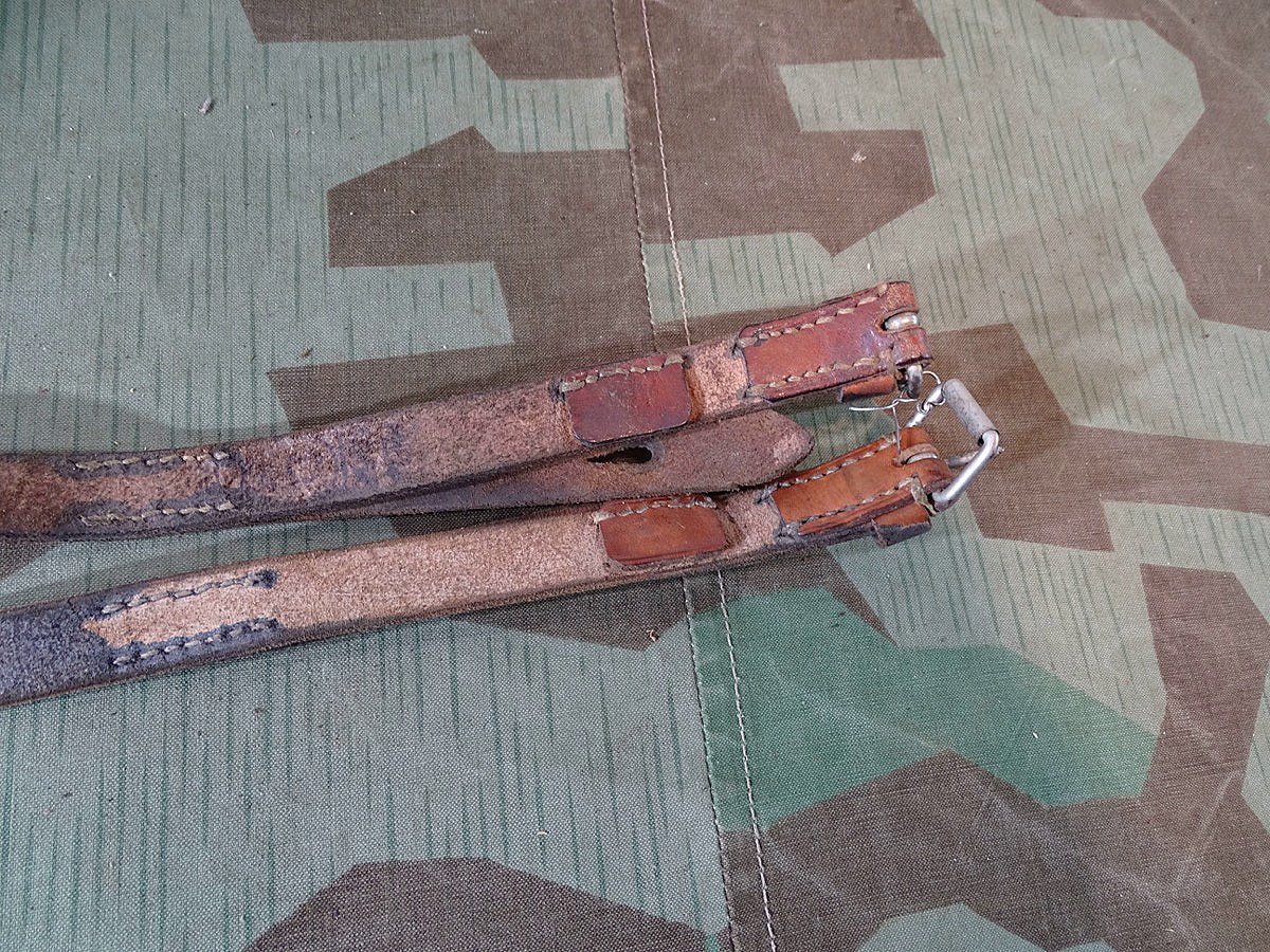 Pärchen schwarze Doppelpackriemen Wehrmacht, Hersteller Code - 1941