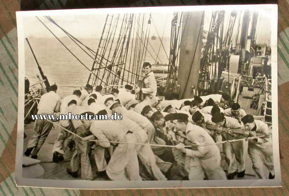 Mit Musik u.Gesang wird Anker v. Segelschulschiff eingehievt