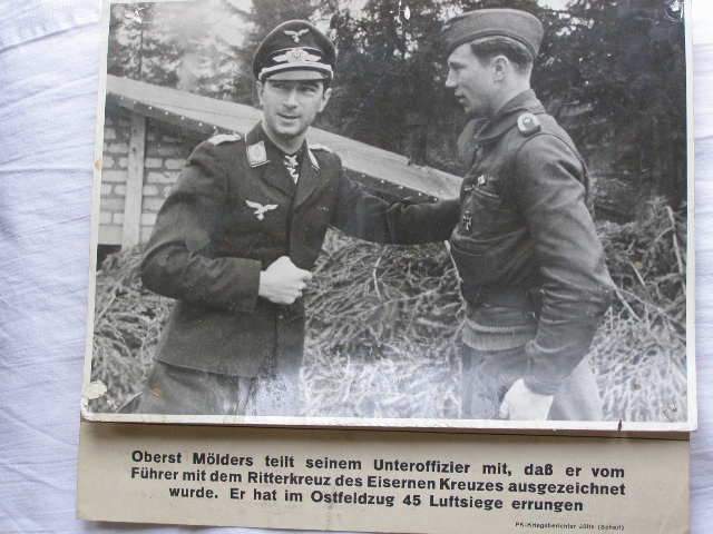 Oberst Mölders teilt Uffz. mit, dass er das Ritterkreuz bekam