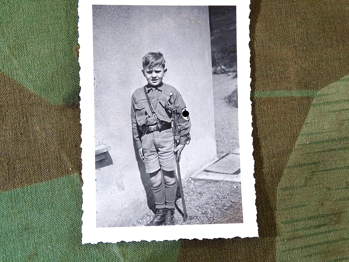 Frühes Foto eines kleinen Jungen in NS Uniform mit HK Armbinde, Säbel und Sympathisanten Koppelschloss, Ostern 1933
