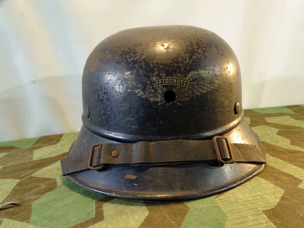 Luftschutz Stahlhelm, Farbe und Wappen noch größtenteils erhalten. RL 2 38/28 Hst.: Fa Paul Diener, Dresden 