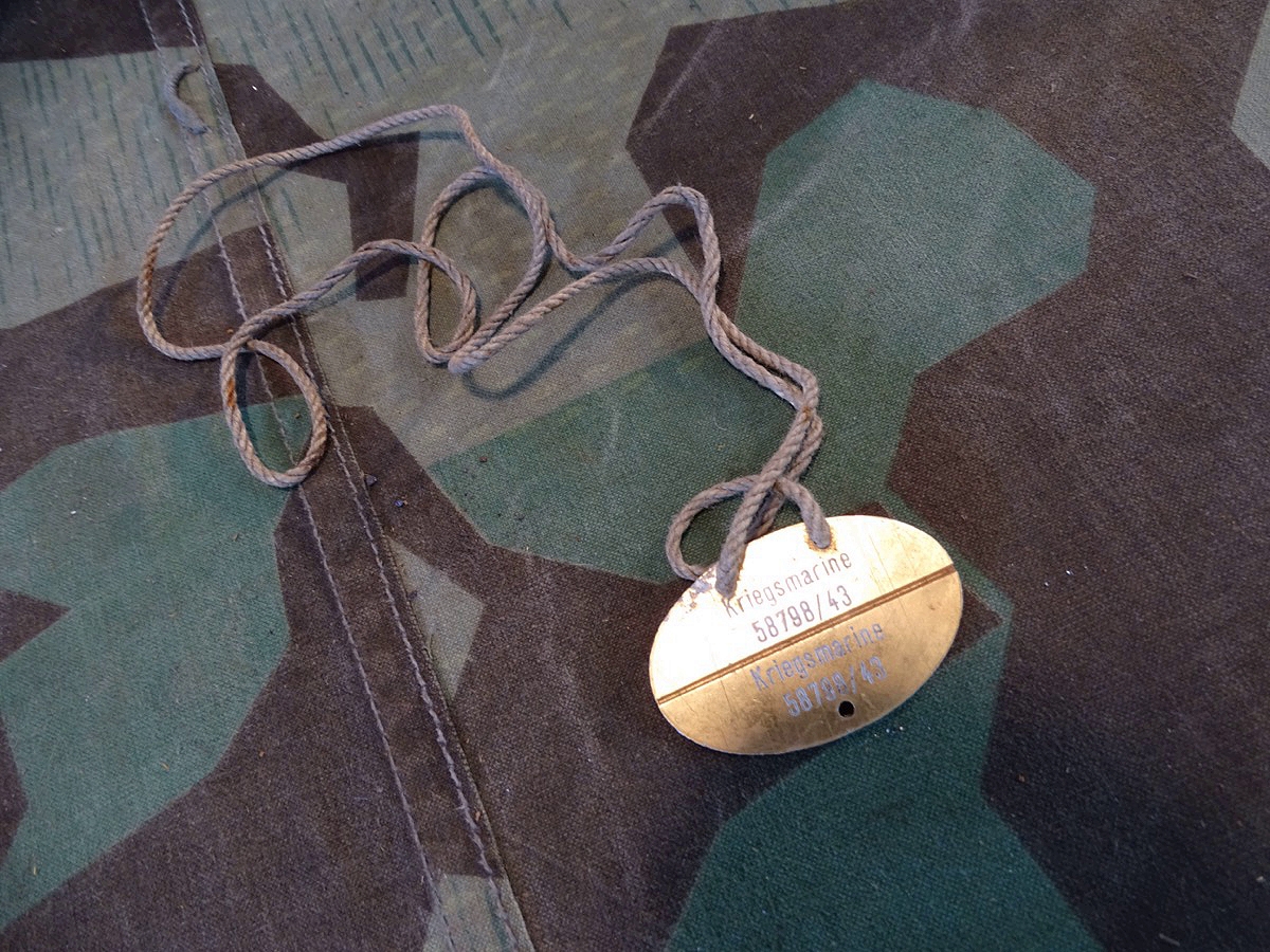 Erkennungsmarke Kriegsmarine, golden eloxiert, Aluminium, mit Trageband. 