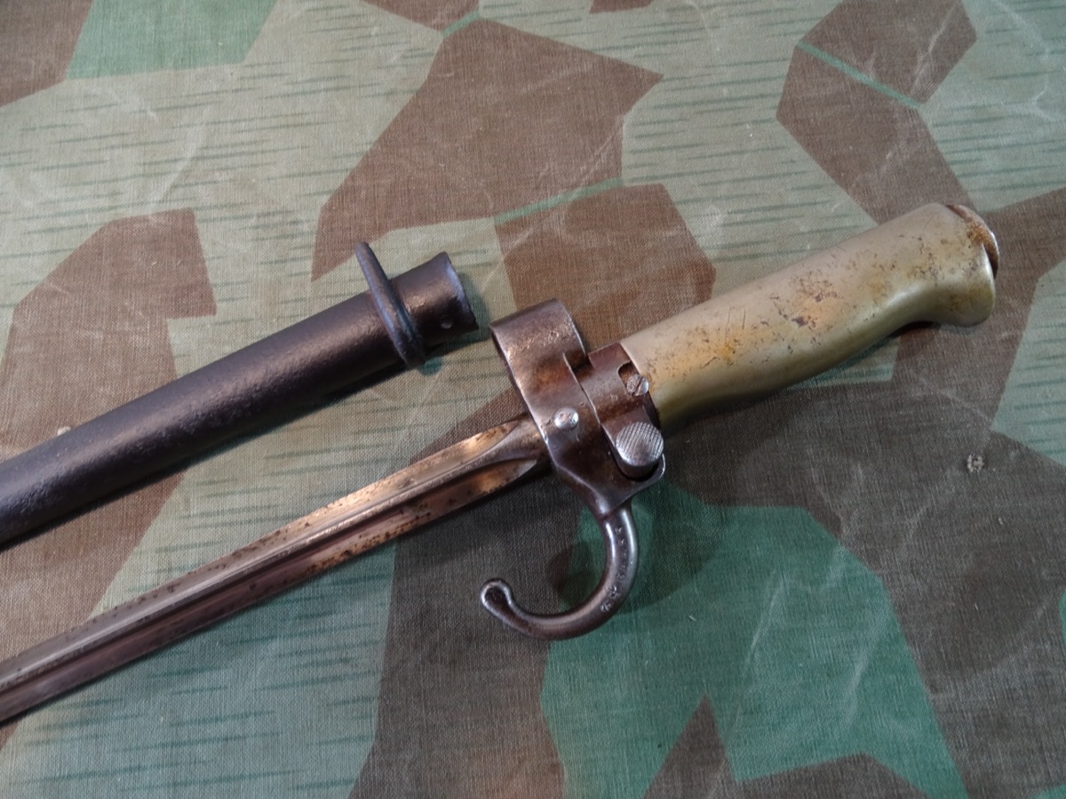 Frankreich: Frühes Lebel Bajonett M 1886, 4-kannt Klinge, Neusilbergriff, gebogene Parierstange Frankreich: Frühes Lebel Bajonett M 1886, 4-kannt Klinge, Neusilbergriff, gebogene Parierstange