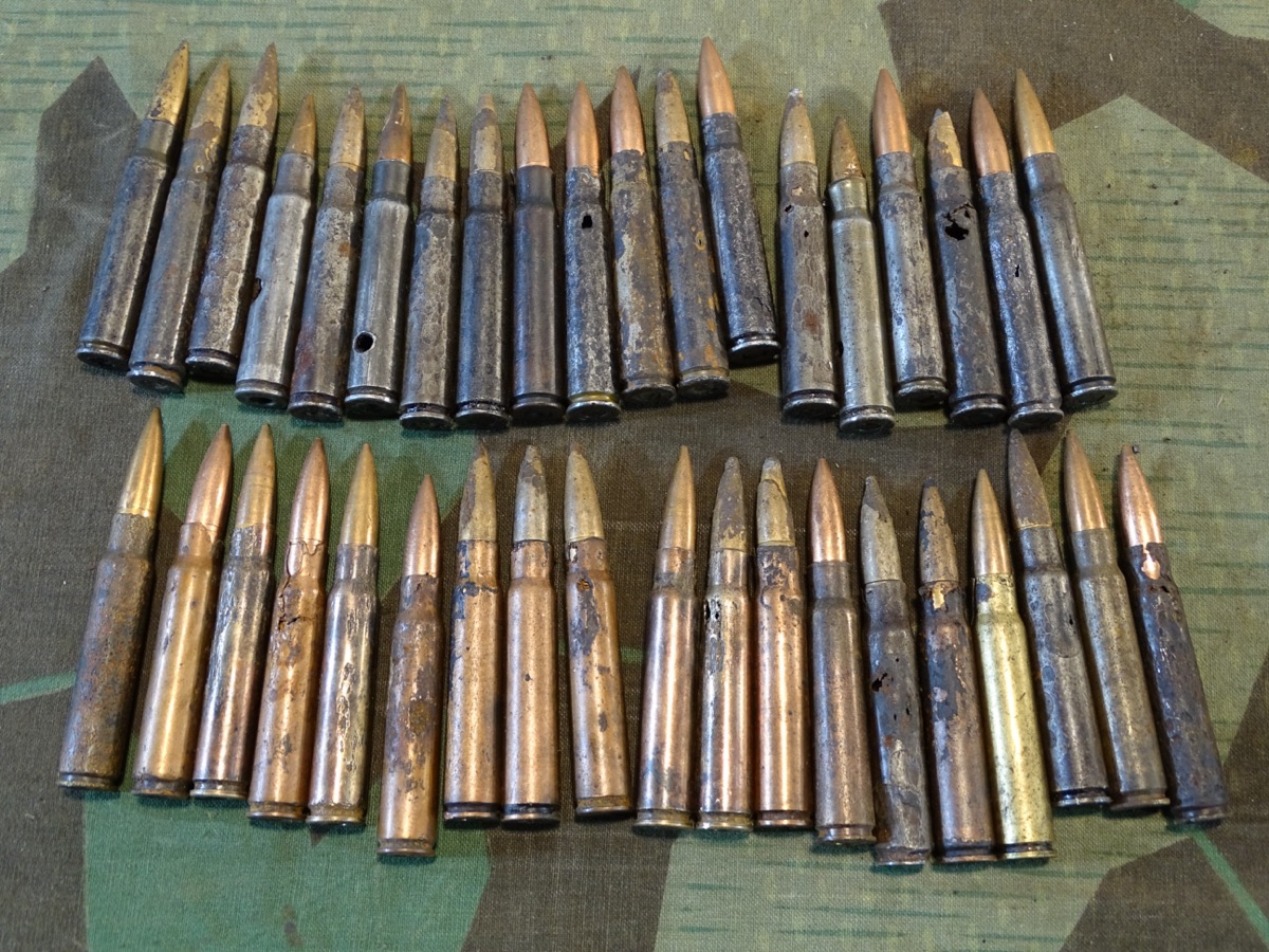 38 original Deko Patronen 8x57der Wehrmacht. Narbig, teils kleine Löcher. Verschiedene Hersteller 