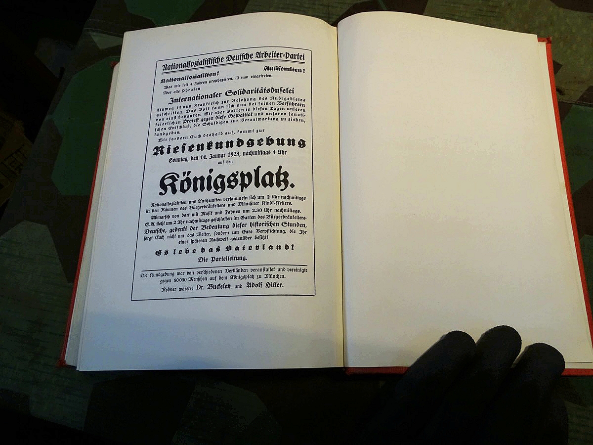 Sehr seltener Mein Kampf als Jubiläumsausgabe in rotem Leinen. Sehr seltener Mein Kampf als Jubiläumsausgabe in rotem Leinen.