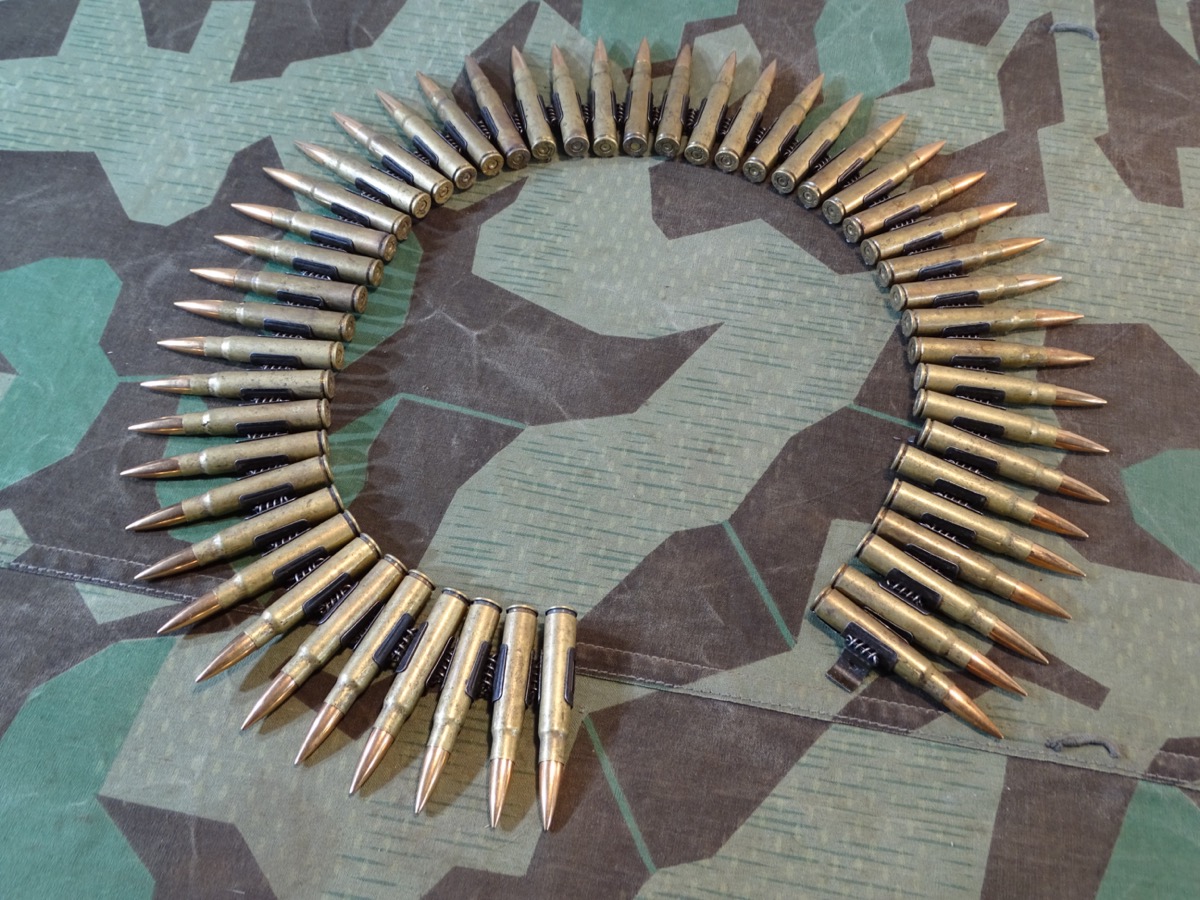 Wehrmachts Patronengurt / Gurtkette mit  50 Buntmetall Deko Patronen 8x57, P379, P 490