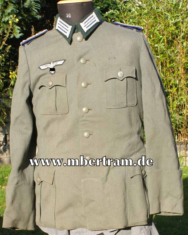 WH Stabsarzt/ Hauptmann Feldbluse, dunkelgrüner Kragen