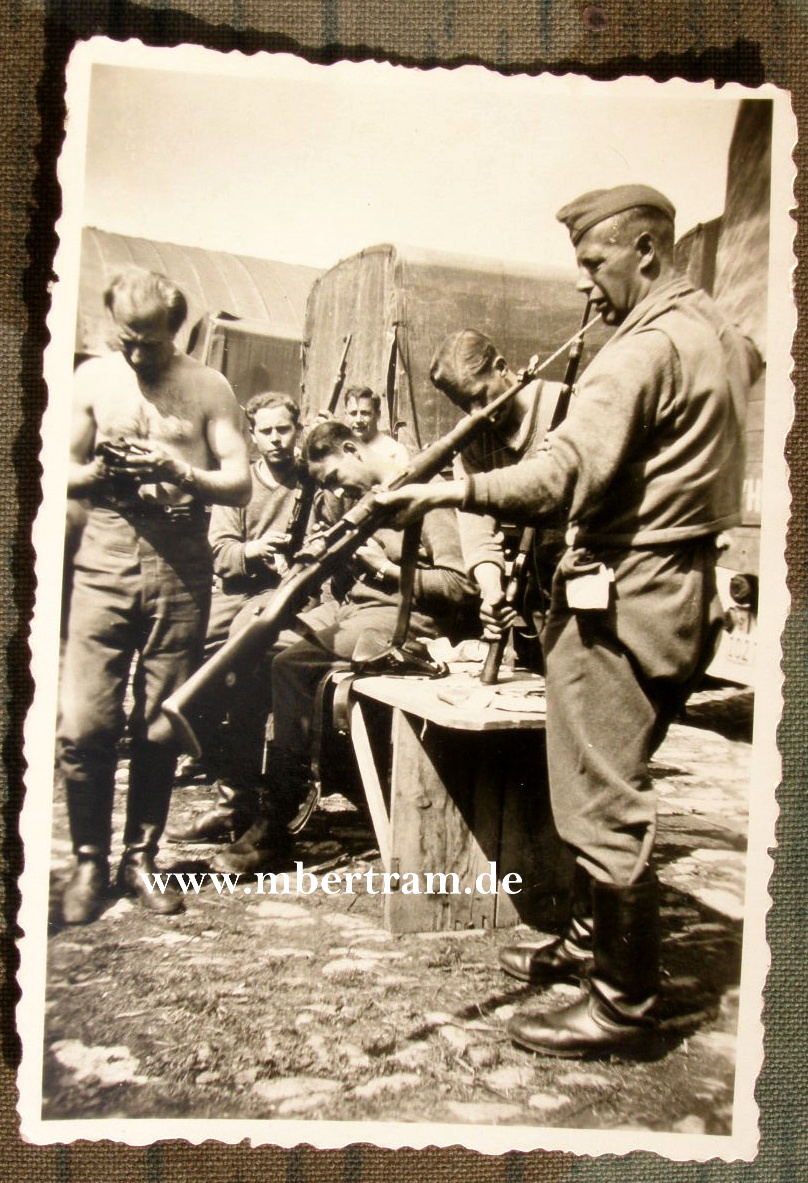 Wehrmacht: Gewehrreinigen im Felde, Rumänien 1941