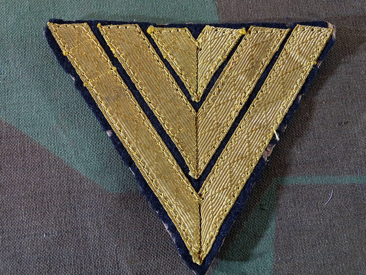 Ämelabzeichen Kriegsmarine, Matrosen Hauptgefreiter auf blauem Grund, Scharnhorst