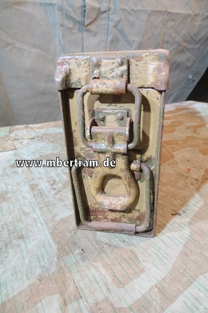MG 34/42 Patronenkasten 41 gestempelt. Lehmgelb/ feldgrau