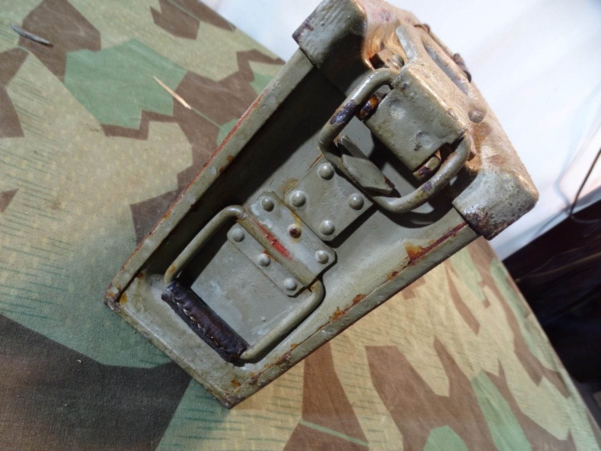 MG 34/ MG 42 Waffenmeister Patronenkasten 34, lehmgelb, "P" mit WaA 1941 mit 2 Waffenölkanistern. MG 34/ MG 42 Waffenmeister Patronenkasten 34, lehmgelb, "P" mit WaA 1941 mit 2 Waffenölkanistern.