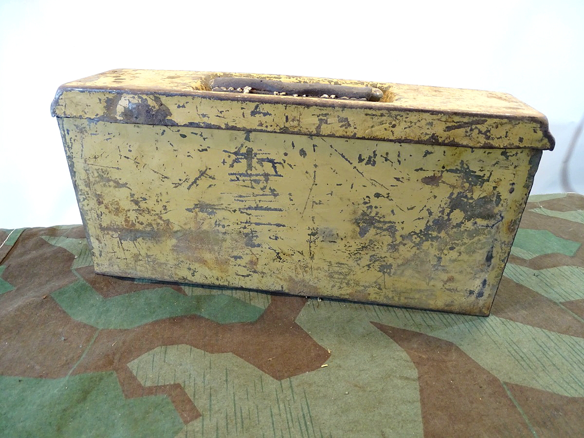 MG 34/42 Patronenkasten 41 Hst.: "brc 43"  gestempelt. Lehmgelb
