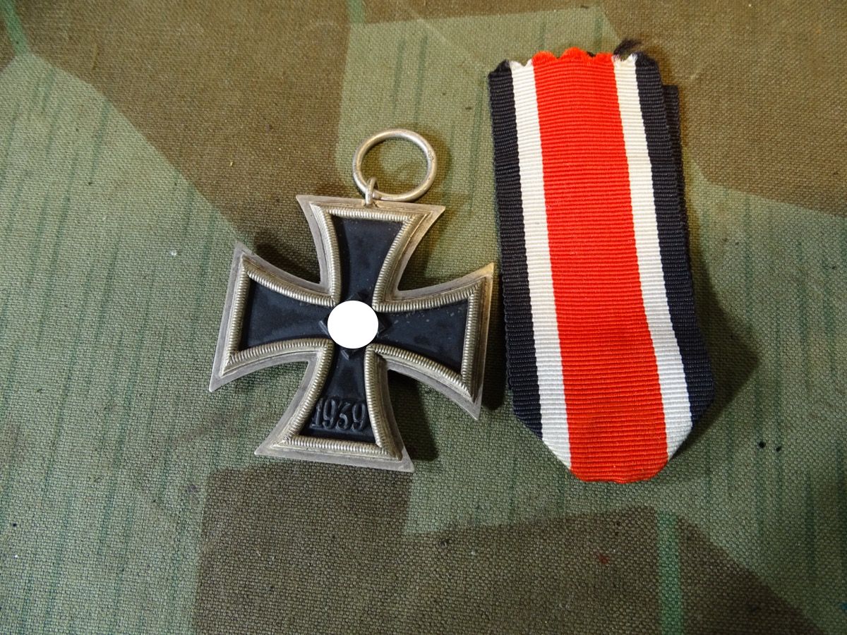 Eisernes Kreuz 2. Klasse 1939 mit Band, Herstellermarke 65, Klein & Quenzer