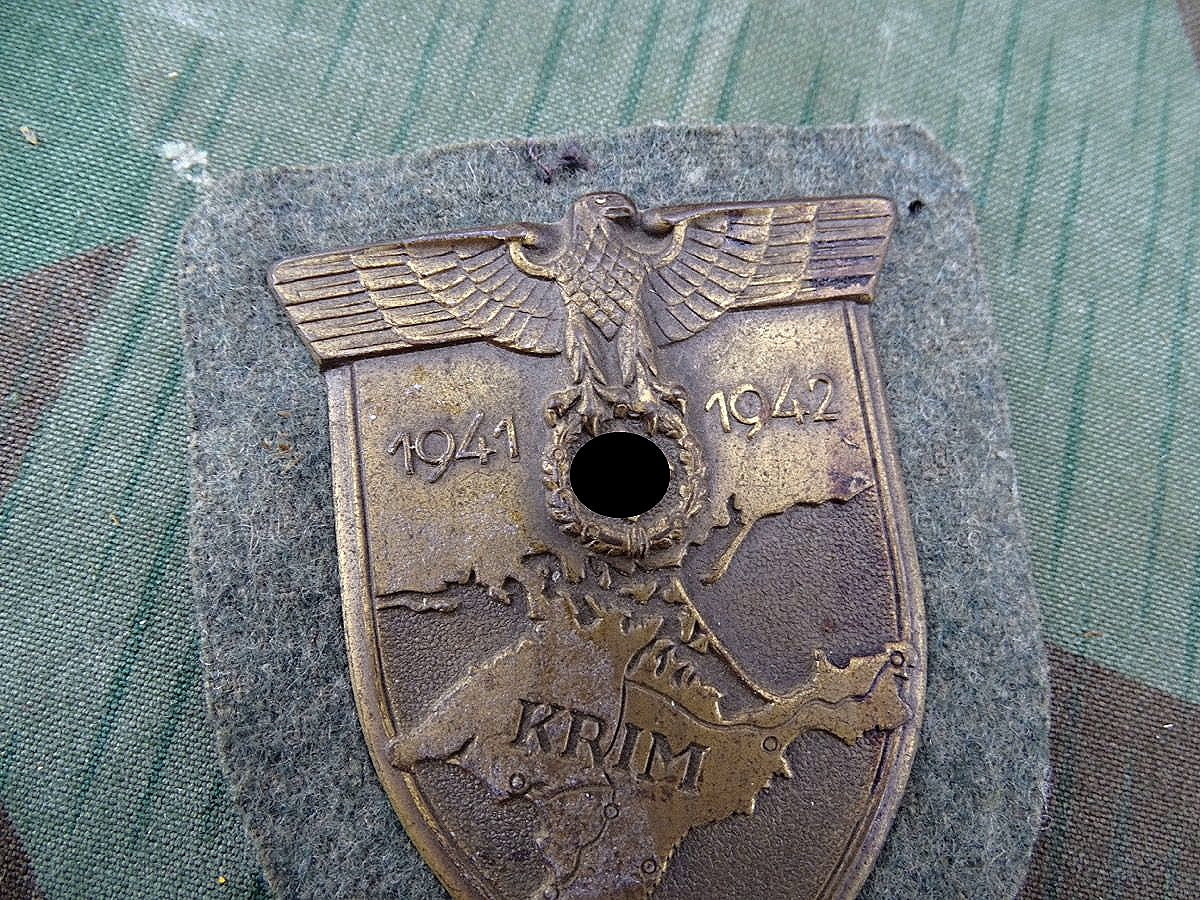 Krimschild 1941/42, Heer, Eisen, bronziert, mit Gegenplatte, Stoffunterlage, Pappunterlage