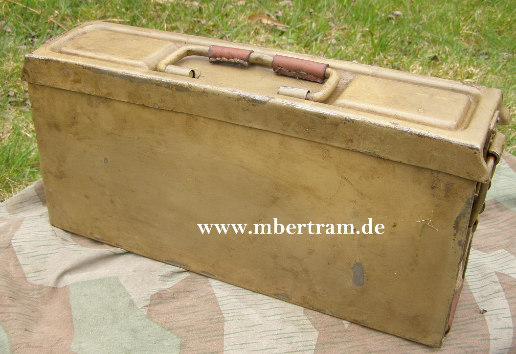 MG 34/42 Patronenkasten 41, "ada 1944" Lehmgelb