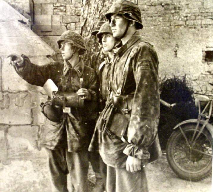 Waffen SS Stosstrupp im Kampf gegen die Invasion 17x24