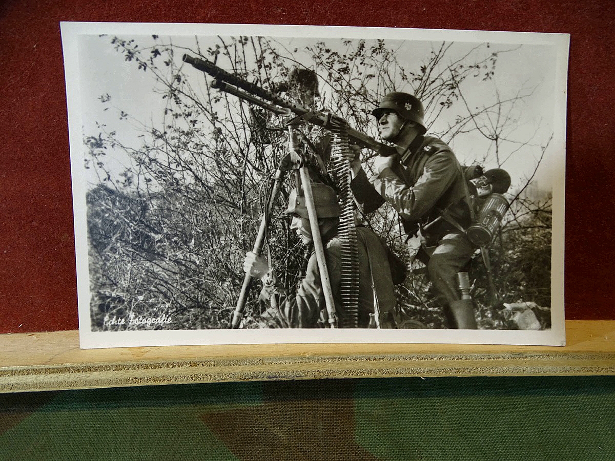 Wehrmachts Propaganda Postkarte MG 34 auf Fleigerdreibein mit 3 Mann Bedienung.