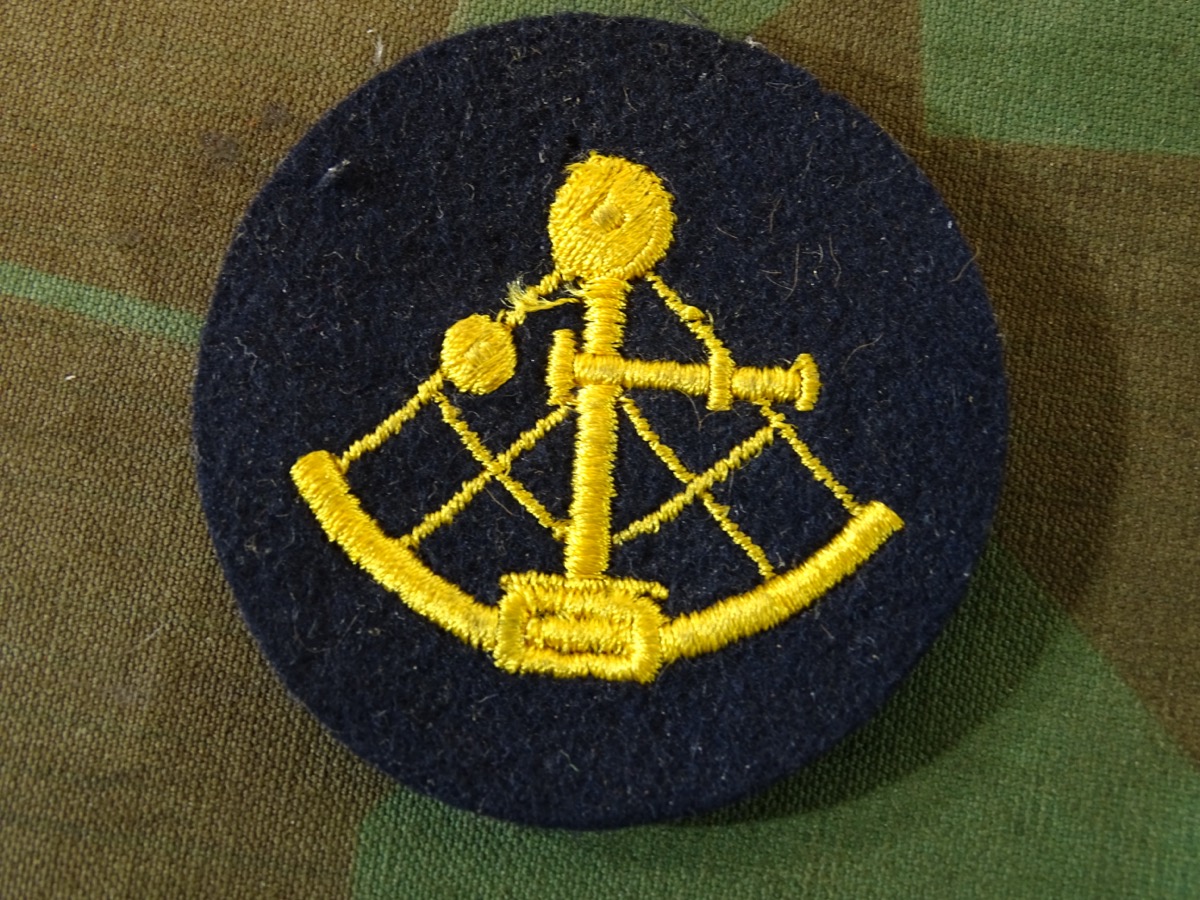 Kriegsmarine Ärmelabzeichen Vermessungs- / Steuermanns Matrose auf blauem Grund,