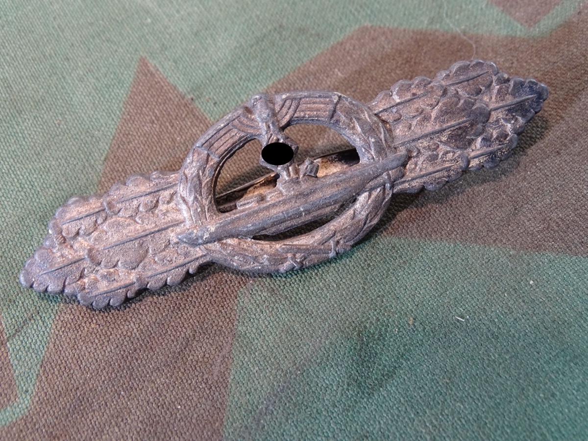 U-Boot Frontspange der Kriegsmarine in Silber, Feinzink, Hersteller Schwerin / Berlin