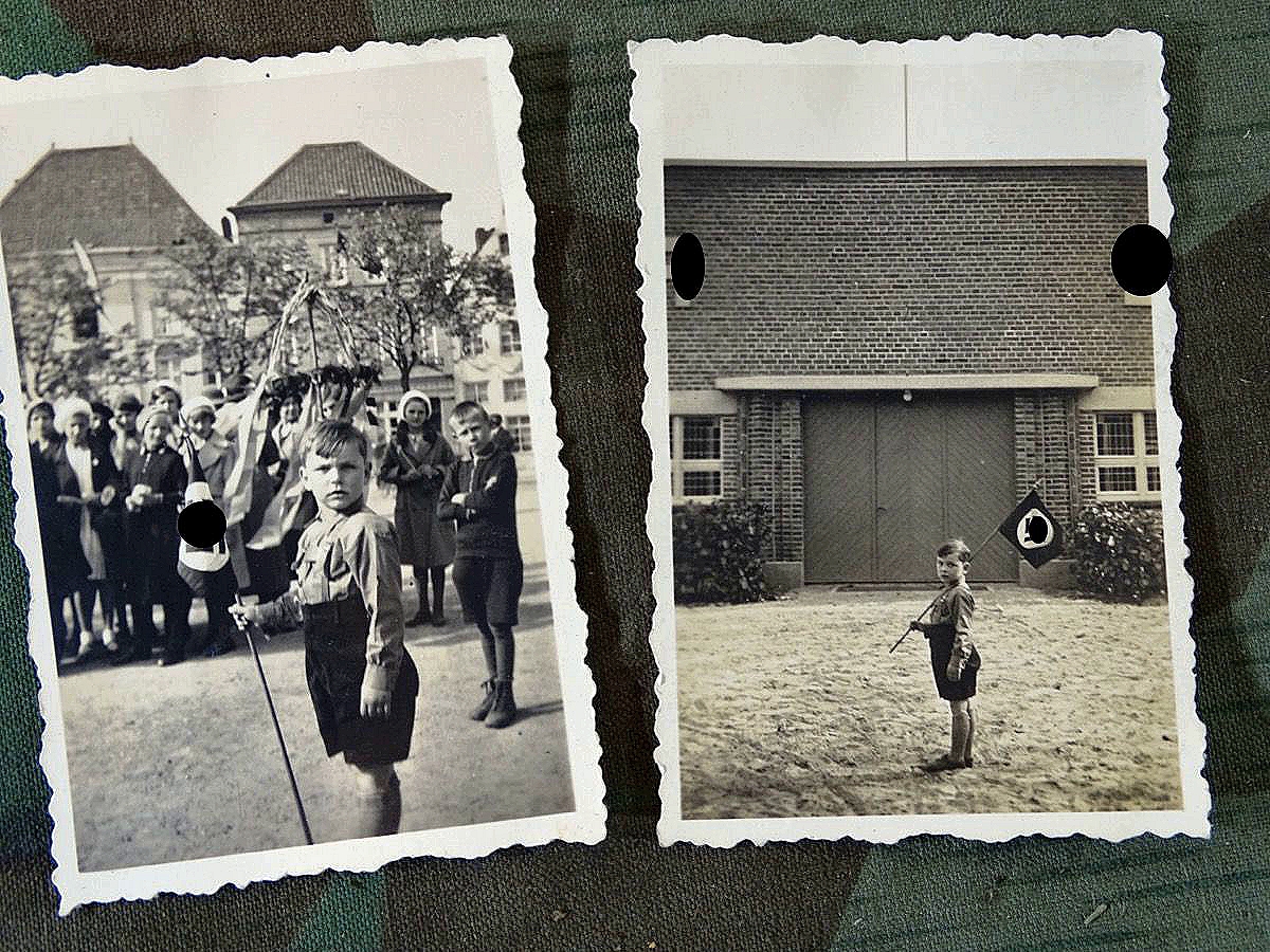 2 Fotos eines Kleinkindes in NS Uniform mit HK Fahne Tag der Arbeit 01.Mai 1934