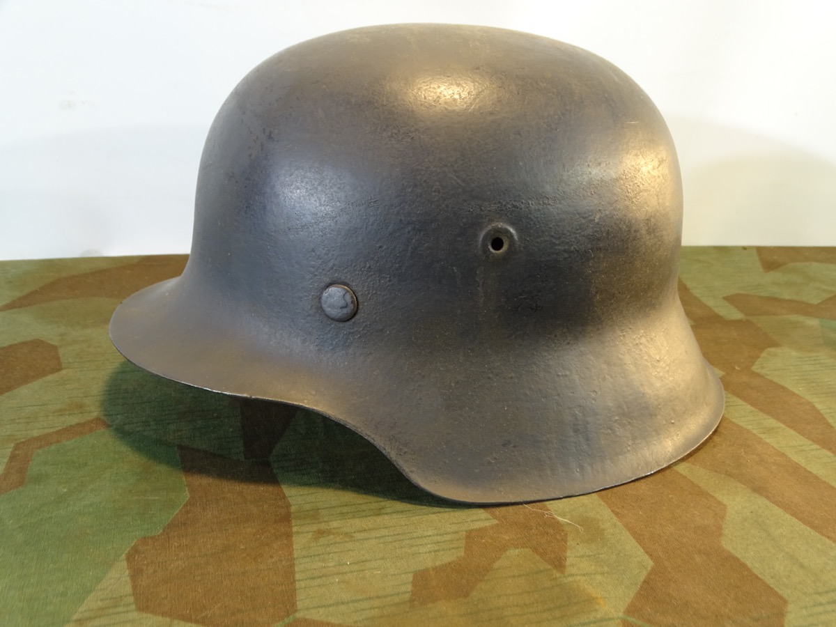 Stahlhelm M 42, Luftwaffe, blaugrau, mit original Innenleben und Riemen. Stahlhelm M 42, Luftwaffe, blaugrau, mit original Innenleben und Riemen.