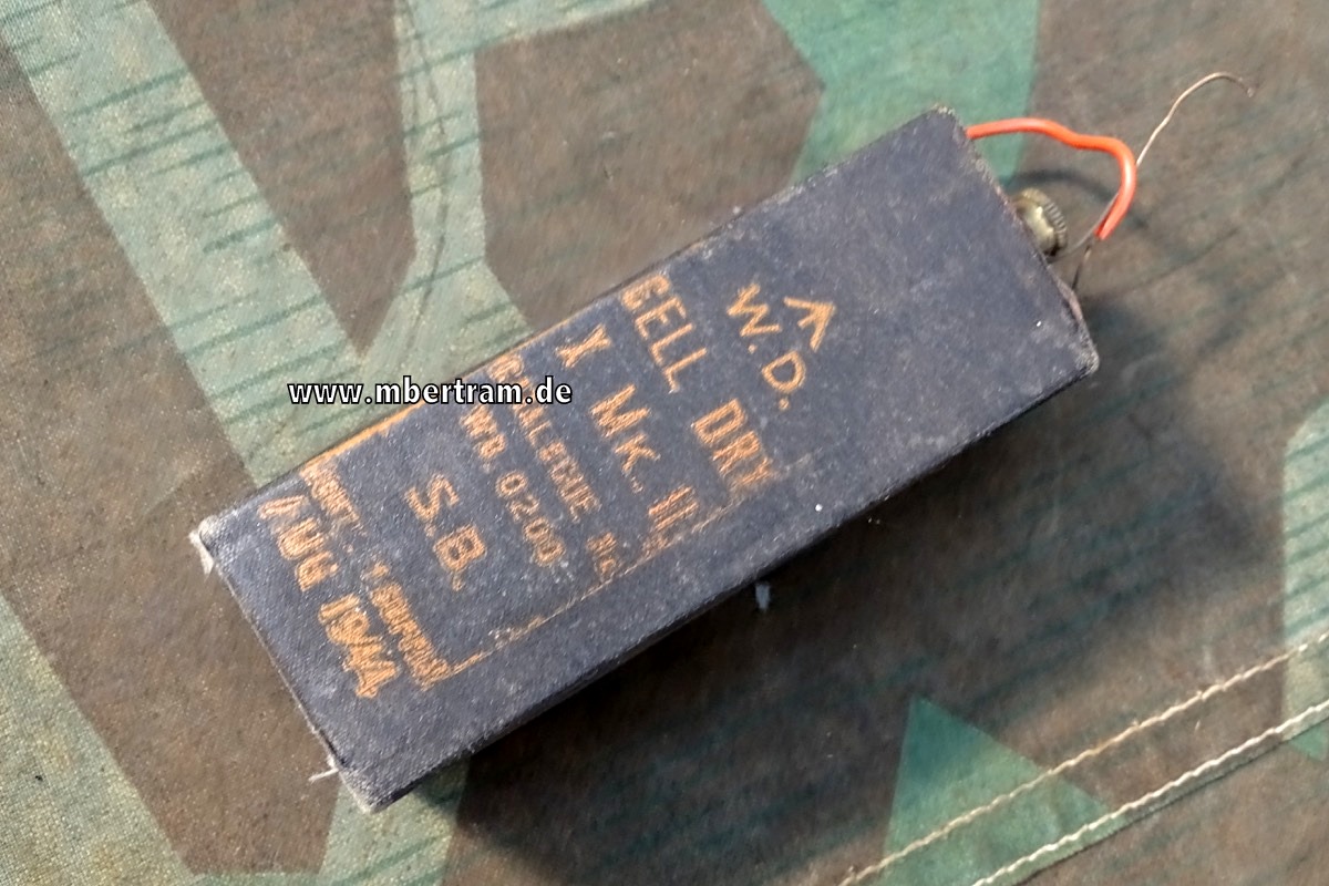 Englische Batterie MK II , 2. Weltkrieg,  1944, mit Drähten