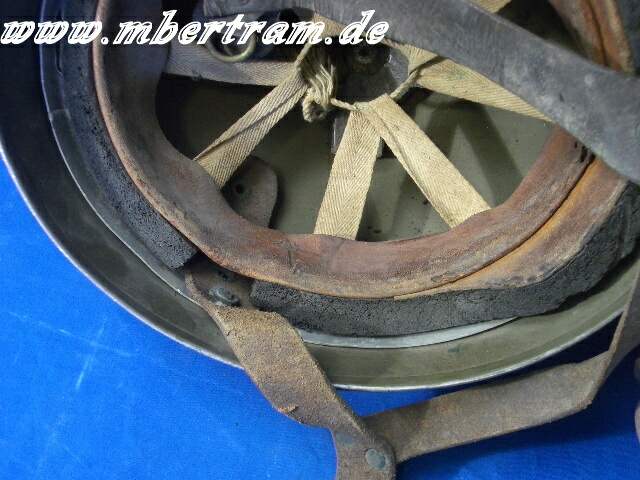 2575-7 England: Fallschirmjäger Helm "BMB 1943, Gr.7 1/8"
