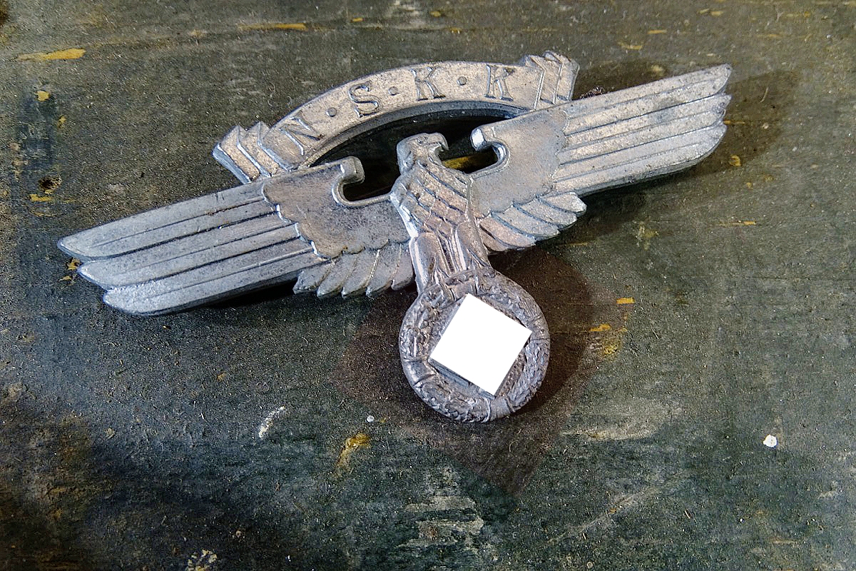 NSKK Schirmmützenadler 2. Modell, Feinzink, hohlgeprägt "M1/52 RZM"