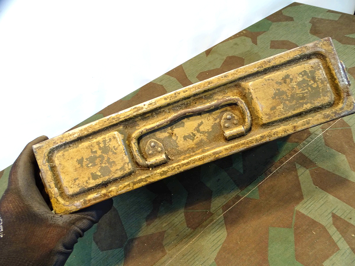 MG 34/42 Patronenkasten 41 Hst.: "bdk 44"  gestempelt. Lehmgelb